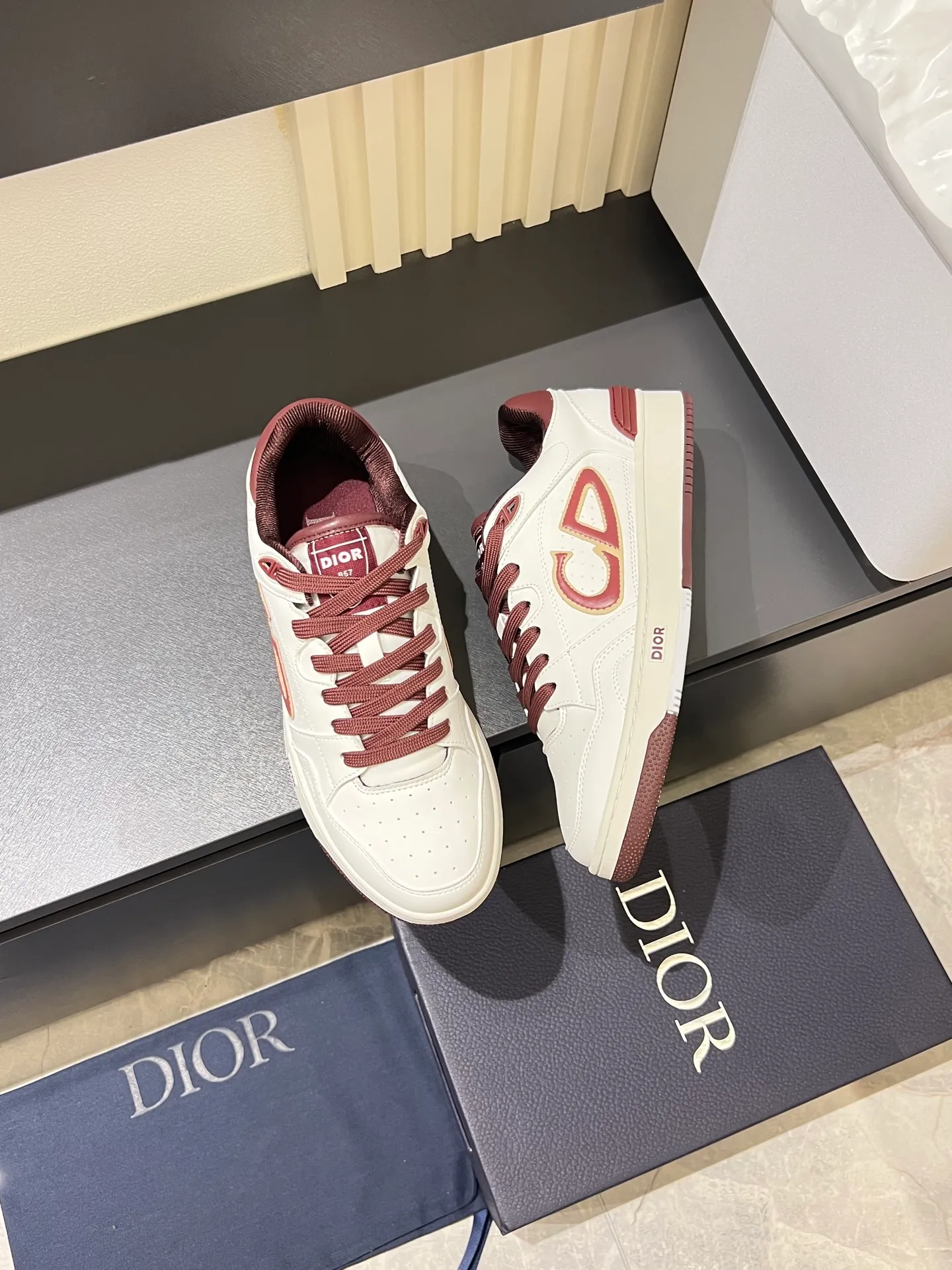 Men's shoes 💰p440 "Dio*" mid-top B27 casual sneakers. This B27 high-top sneaker is a new product in the series and continues Di*r's classic style. Crafted from gray and white smooth calf leather with beige and black Oblique print panels on the sides. The "CD Icon" shaped shoelace eyelets are clever and delicate, and the two-color rubber sole, rear collar and heel are all equipped with the brand's iconic details to enhance the style. Oblique printed straps at the ankle allow for an adjustable fit to complement the overall design. Fashionable and versatile, it can complement any look. Create an exquisite design with unique dynamic vitality and modern atmosphere, presented in low-top and high-top styles. This new must-have shoe adds a new dimension to Dior's archive heritage, embodying modern elegance. Purchase the original version and make it 1:1. If you need top quality, please come to me! Male 38-44!
